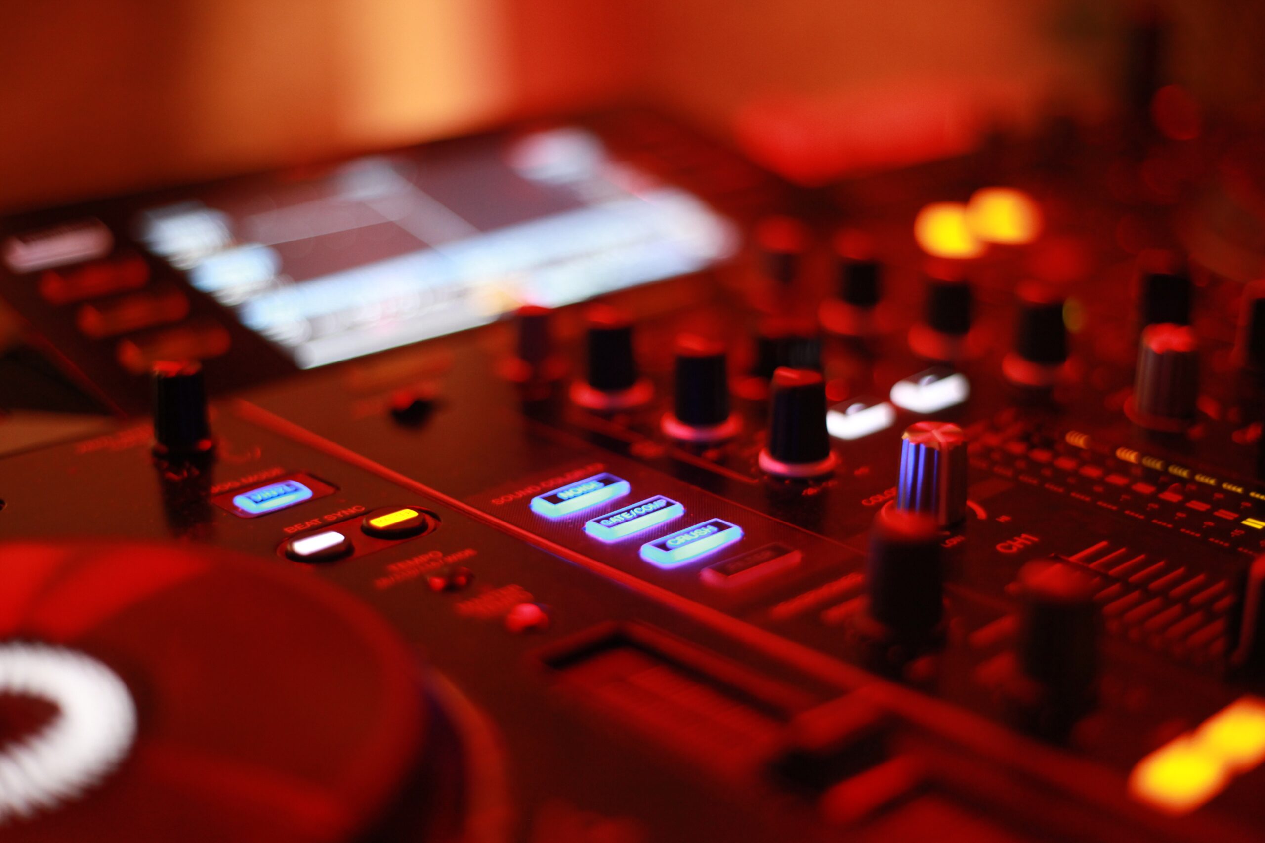 DJ Controllers vs. Turntables: Pros and Cons